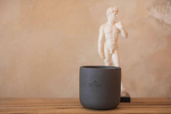 נר בטון אפור כהה 8 ס״מ – Mykonos / Kyoto